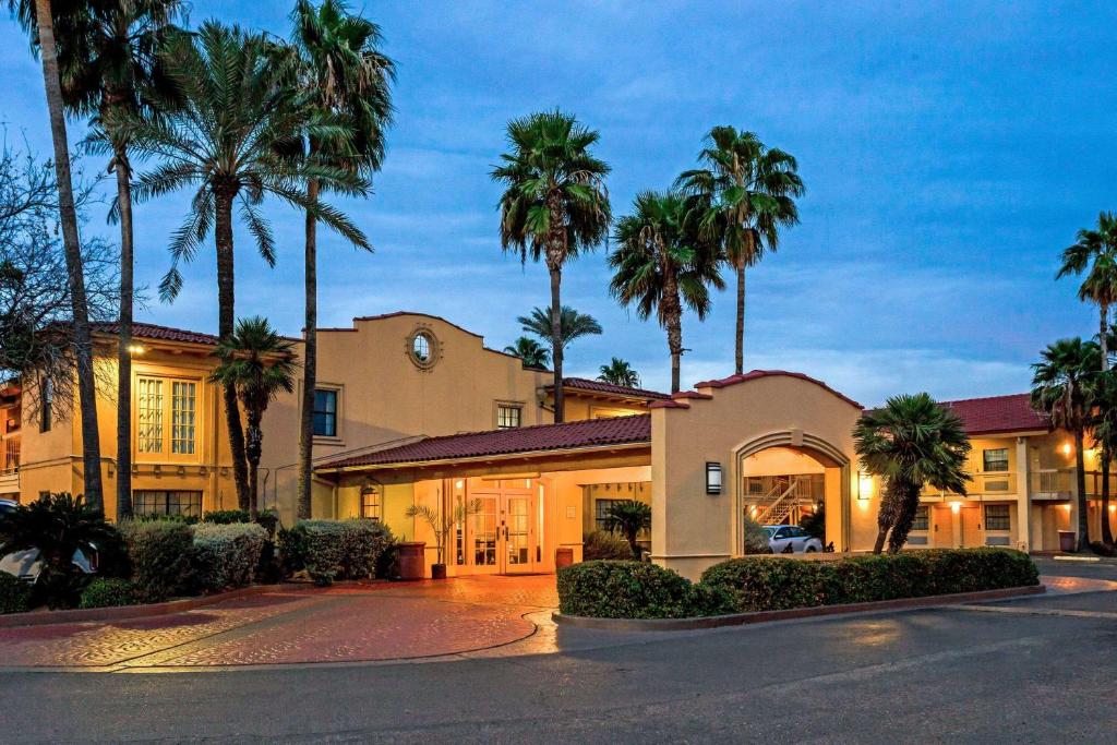La Quinta Inn by Wyndham Laredo I-35 - image 3