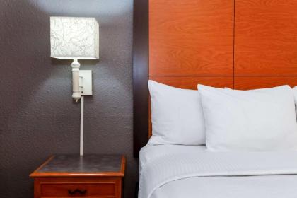 La Quinta Inn by Wyndham Laredo I-35 - image 5