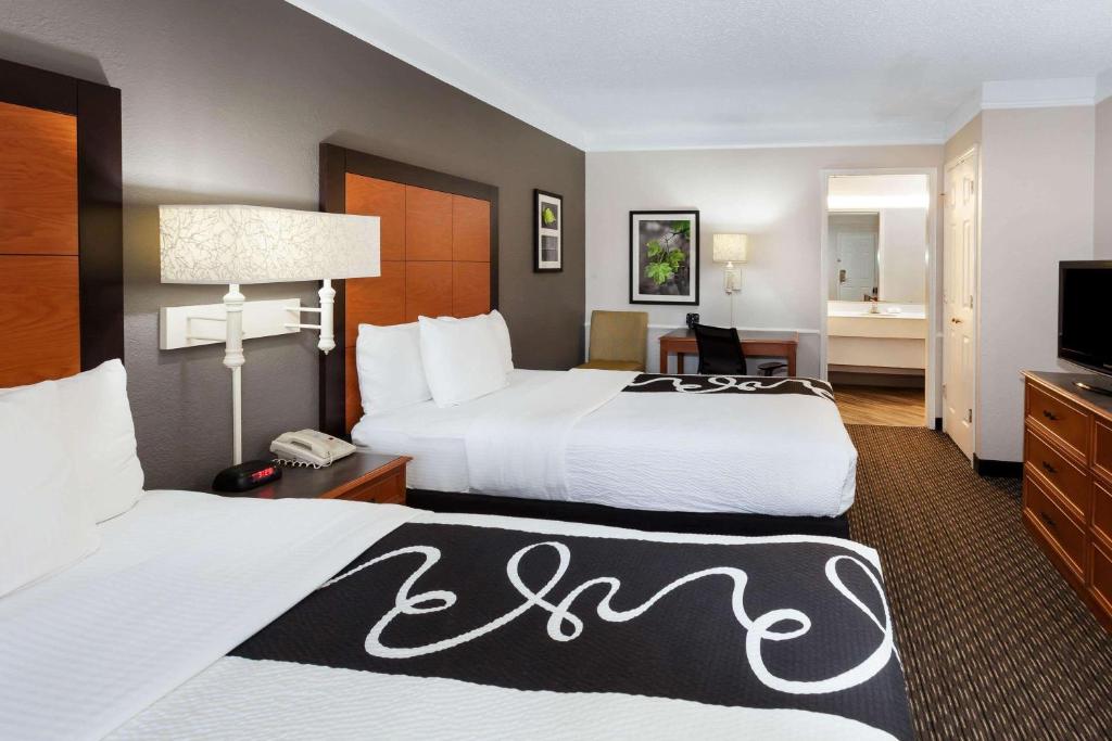 La Quinta Inn by Wyndham Laredo I-35 - image 6