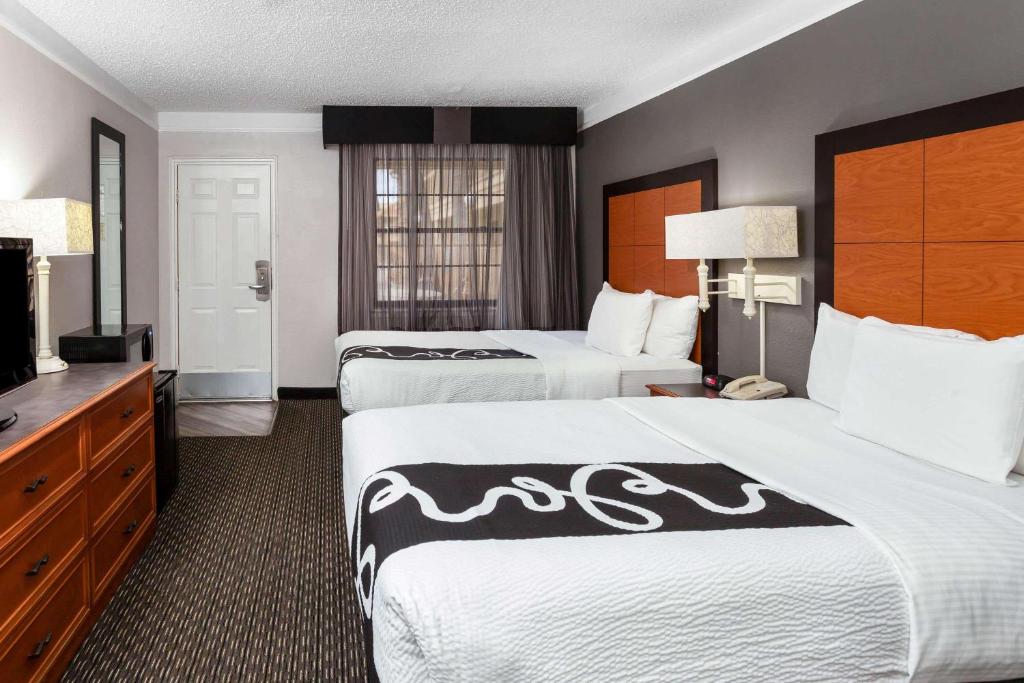 La Quinta Inn by Wyndham Laredo I-35 - image 7