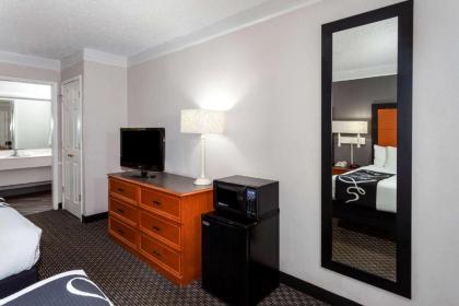 La Quinta Inn by Wyndham Laredo I-35 - image 8
