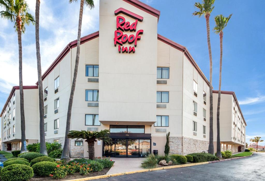 Red Roof Inn Laredo - image 2