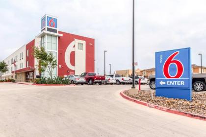 Motel 6-Laredo TX - Airport - image 2