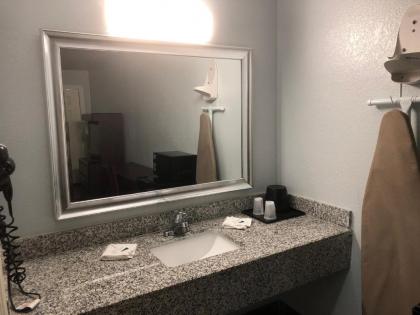 Hwy 59 Motel - image 10