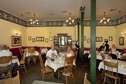 Historic Plaza Hotel - image 4