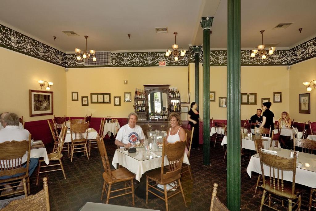Historic Plaza Hotel - image 4