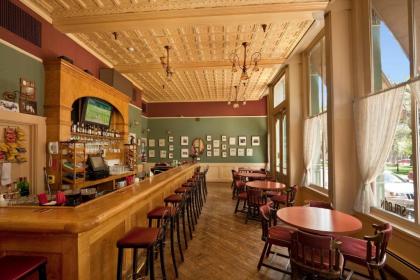 Historic Plaza Hotel - image 5