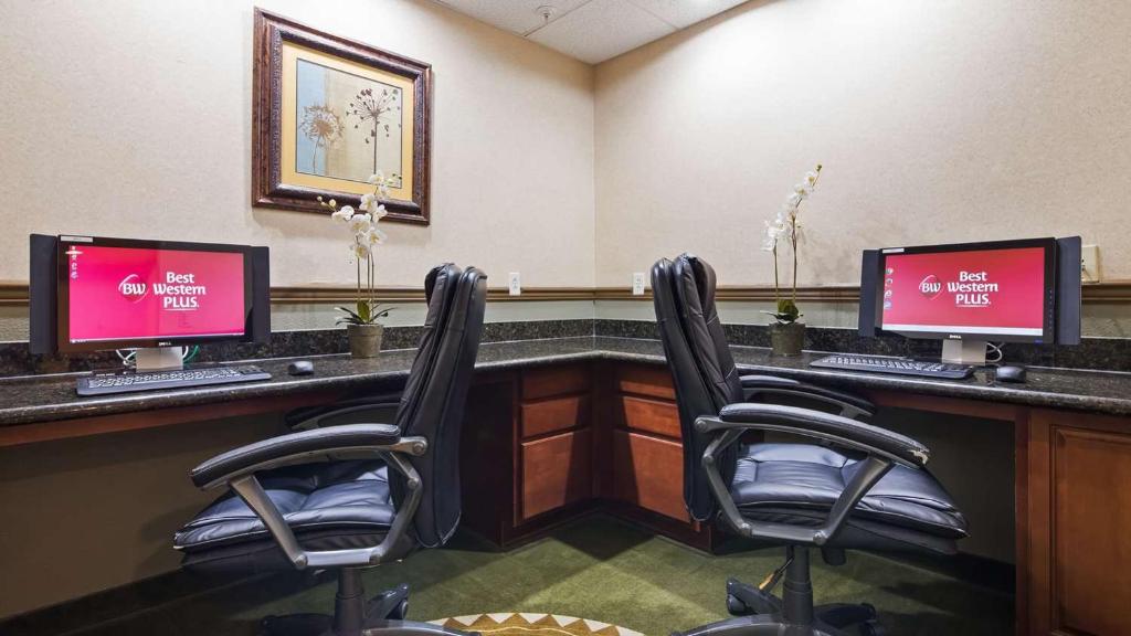 Best Western Plus Montezuma Inn and Suites - image 2