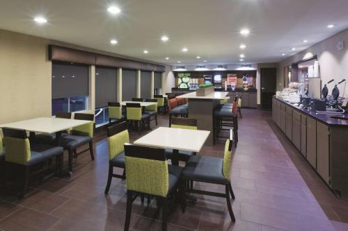 La Quinta Inn & Suites by Wyndham LV Tropicana Stadium - image 3