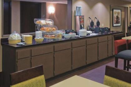 La Quinta Inn & Suites by Wyndham LV Tropicana Stadium - image 4