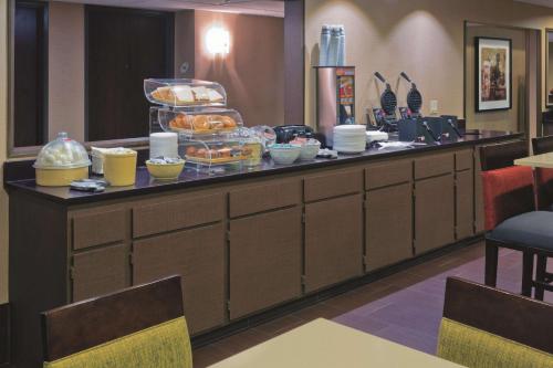 La Quinta Inn & Suites by Wyndham LV Tropicana Stadium - image 4
