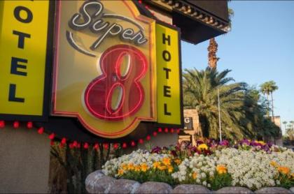 Super 8 by Wyndham Las Vegas North Strip/Fremont St. Area - image 2