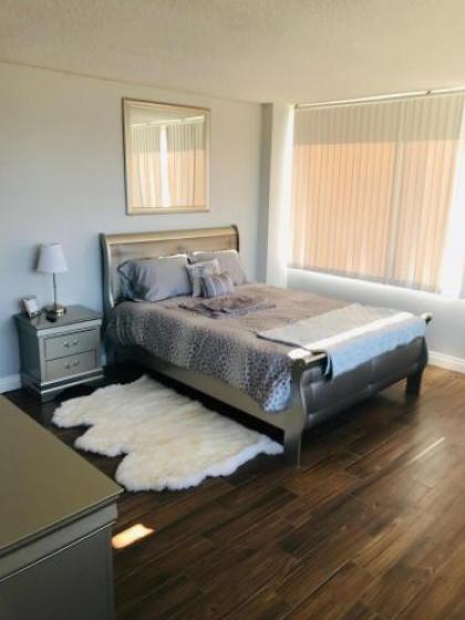 Amazing master Suite in Shared 2B Condo behind Convention Center Las Vegas