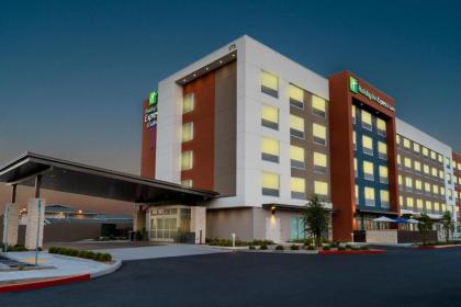 Holiday Inn Express  Suites Las Vegas   E tropicana