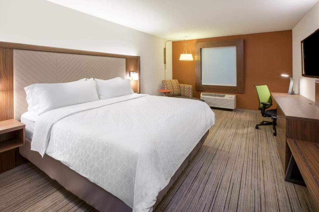 Holiday Inn Express & Suites Las Vegas - E Tropicana - image 3