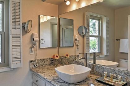 Stunning Home with Private Oasis - 1 half Mile to Strip - image 16
