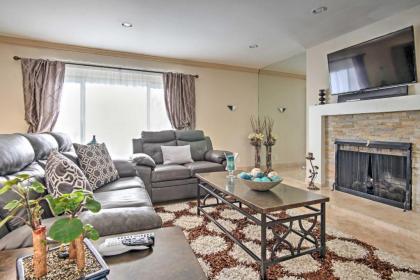 Stunning Home with Private Oasis - 1 half Mile to Strip - image 2