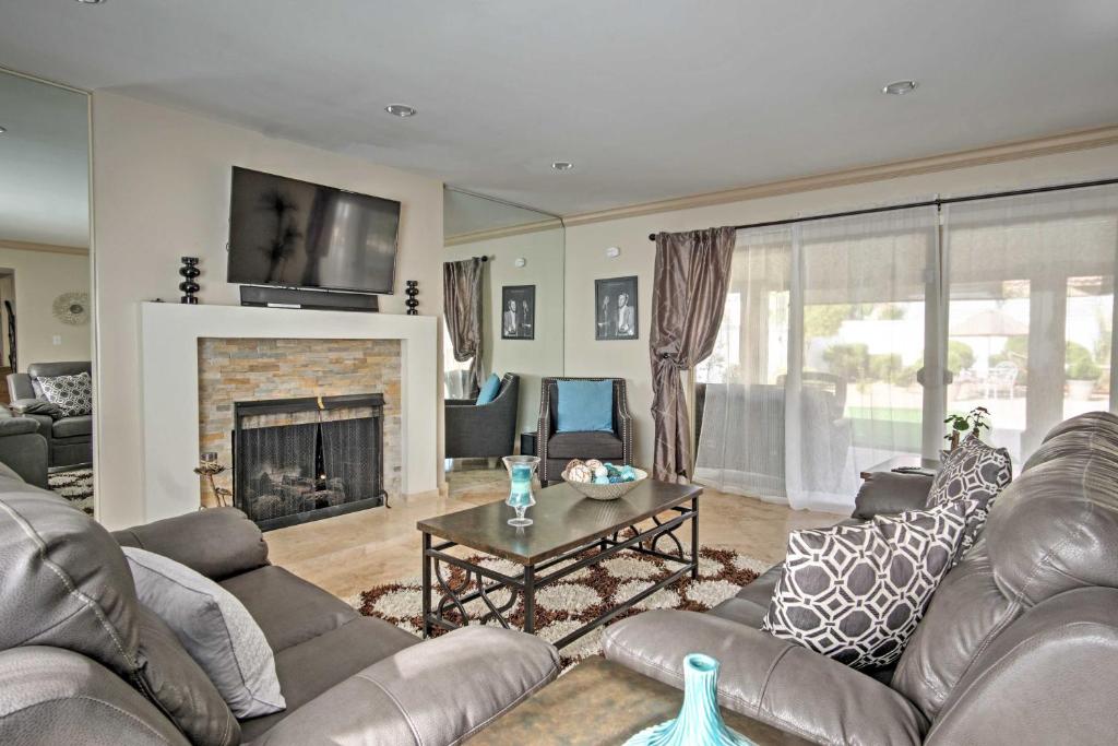 Stunning Home with Private Oasis - 1 half Mile to Strip - image 3