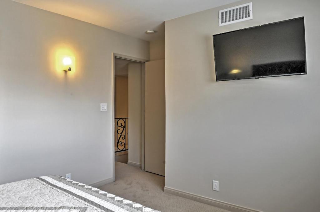 Stunning Home with Private Oasis - 1 half Mile to Strip - image 7