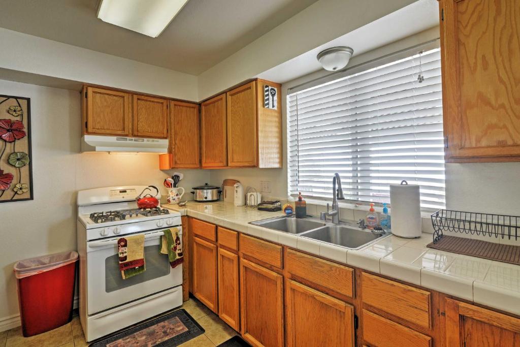 Las Vegas Home in Quiet Area - By Golfing and Hiking - image 5