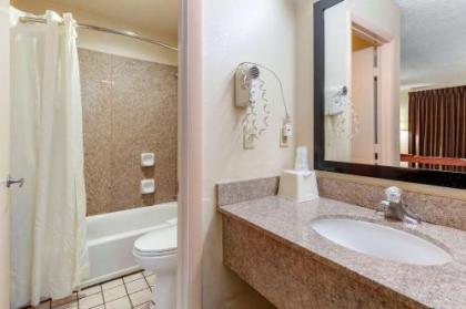 Econo Lodge - image 11