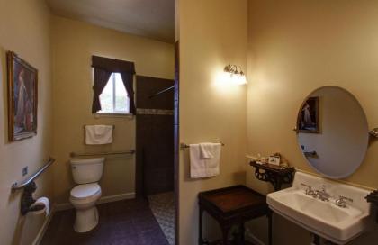 Lions Gate Manor - image 9