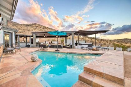 Guest House with Hot Tub and Tiki Bar Access!