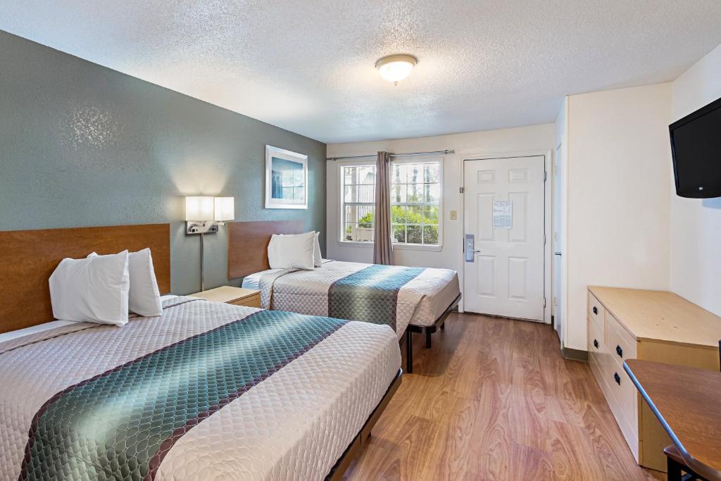 HomeTowne Studios by Red Roof Atlanta – Lawrenceville - image 2