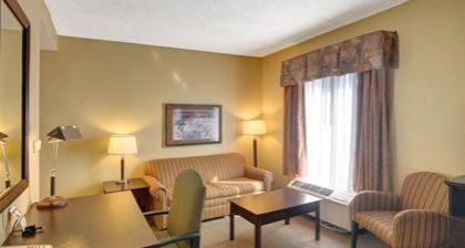 Hampton Inn & Suites Lawton - image 10