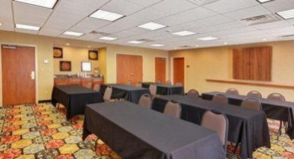 Hampton Inn & Suites Lawton - image 17