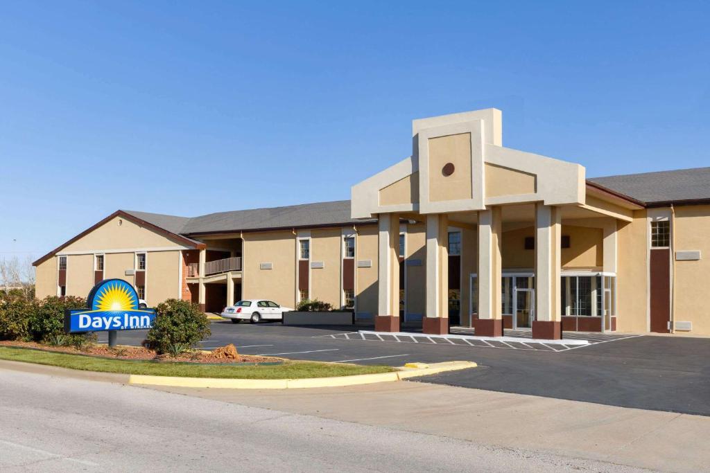 Days Inn by Wyndham Lawton - main image