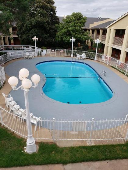 Days Inn by Wyndham Lawton - image 10