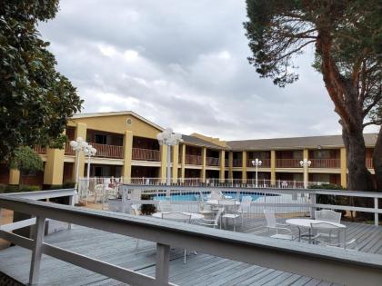 Days Inn by Wyndham Lawton - image 12