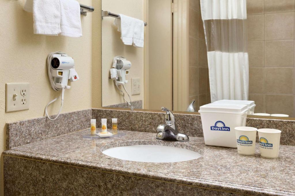 Days Inn by Wyndham Lawton - image 2