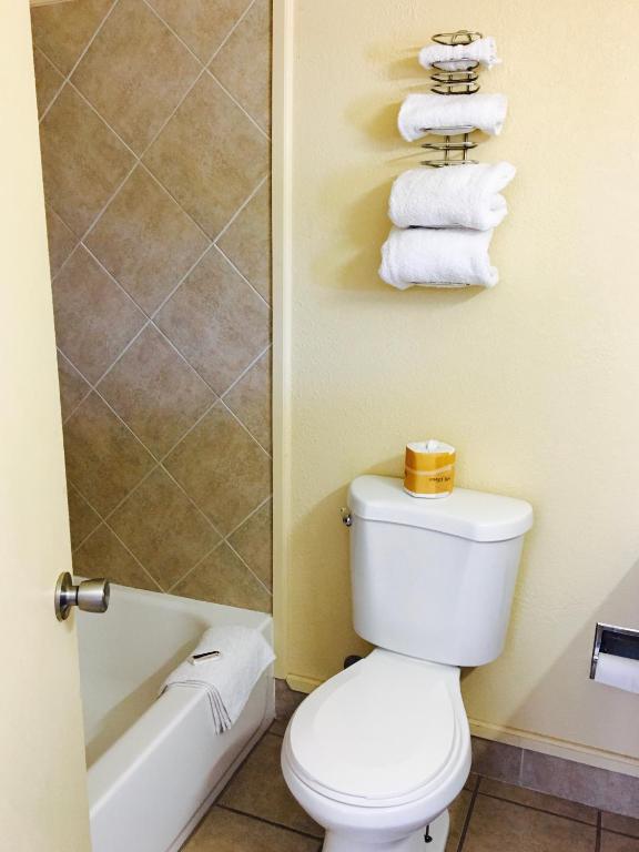 Relax Inn Lawton - image 4