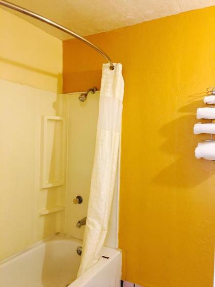Relax Inn Lawton - image 9