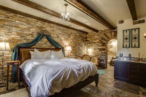 Storybook Riverside Inn - image 5
