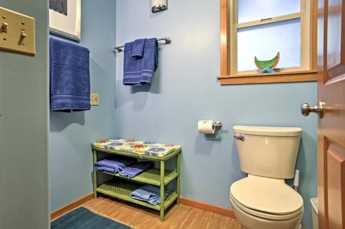 Tamarack Haus with Hot Tub 15 Min Walk to Downtown - image 5