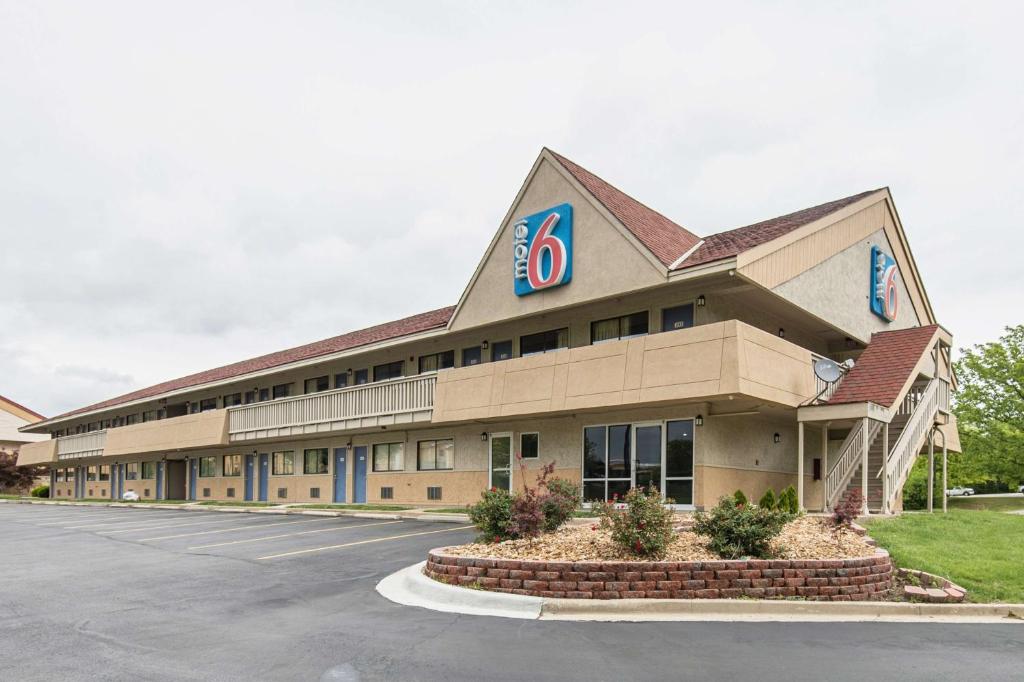 Motel 6-Overland Park KS - main image