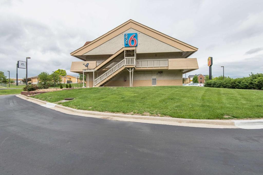 Motel 6-Overland Park KS - image 2