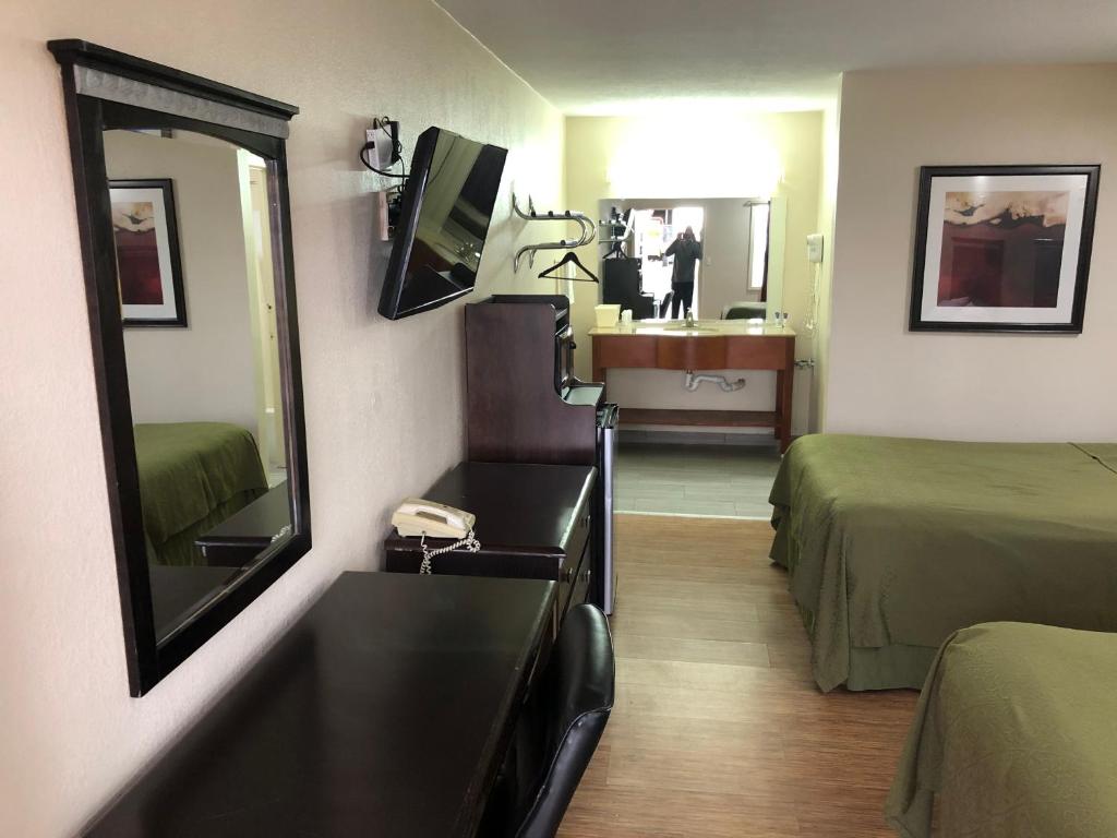 Crossroads Inn - image 2