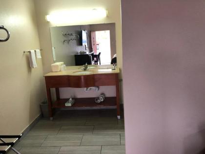 Crossroads Inn - image 7