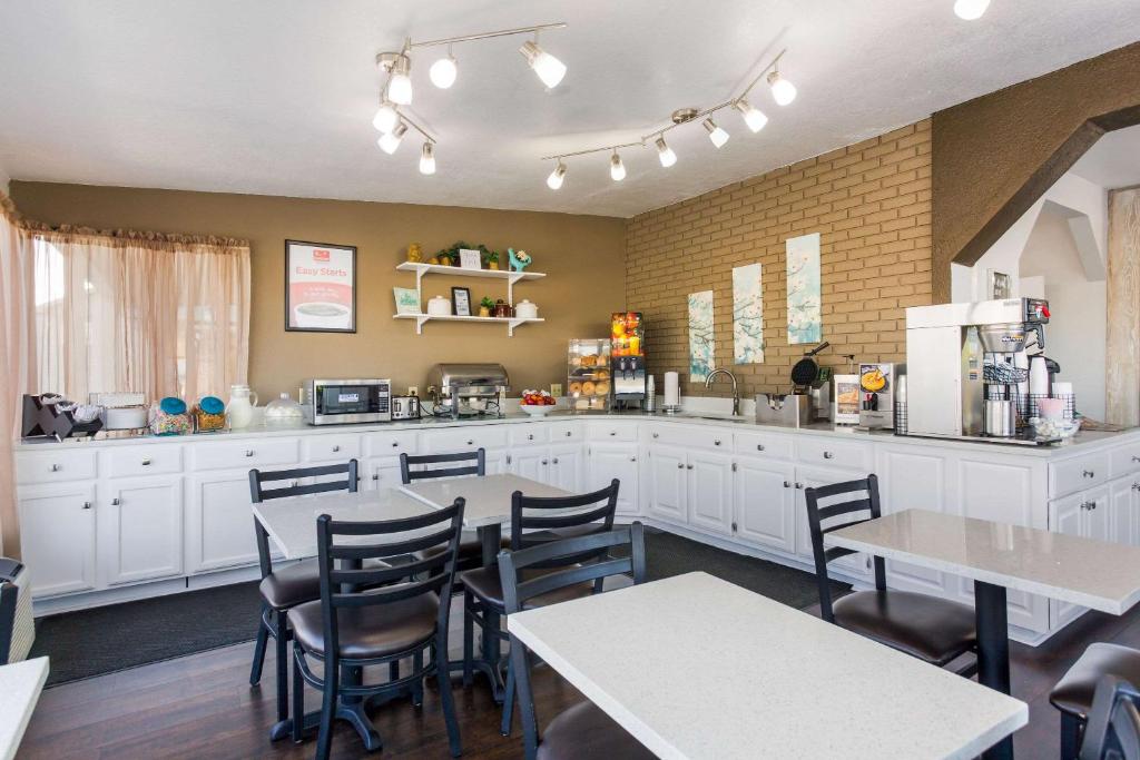 Econo Lodge Lebanon - image 7