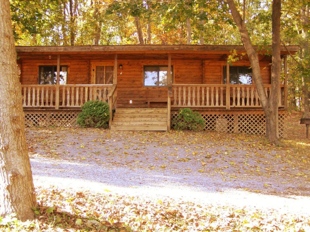 Robin Hill Camping Resort Two-Bedroom Cottage 6 - image 3