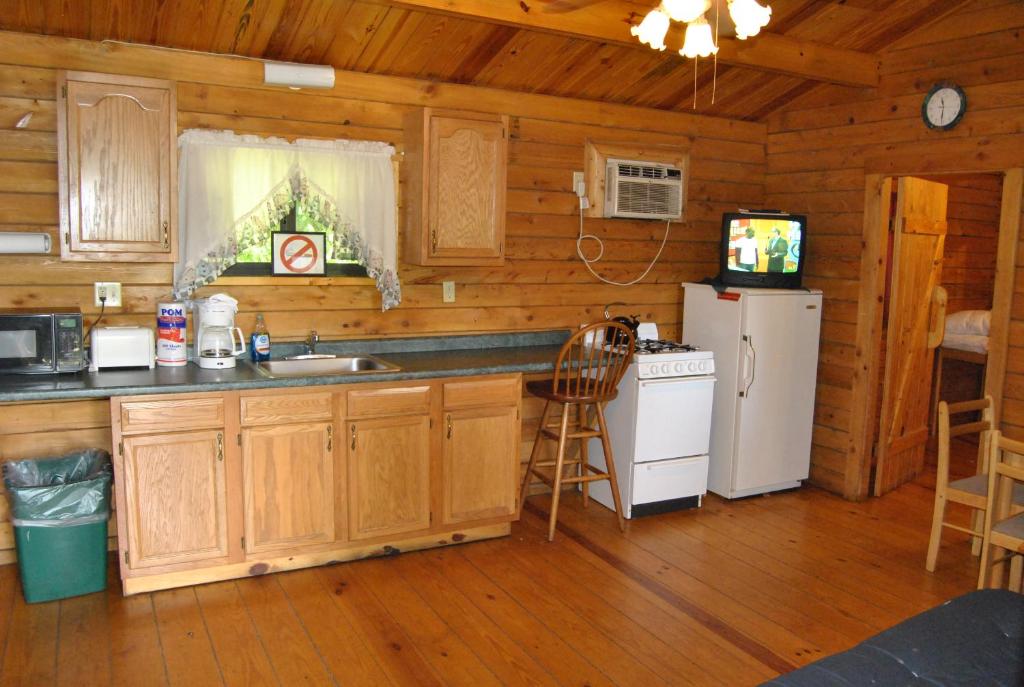 Robin Hill Camping Resort Two-Bedroom Cottage 6 - image 7