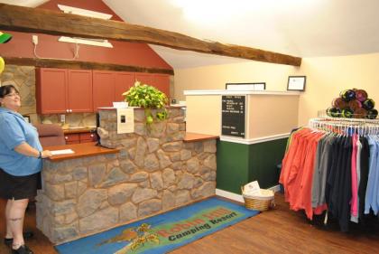 Robin Hill Camping Resort One-Bedroom Cottage 8 - image 15