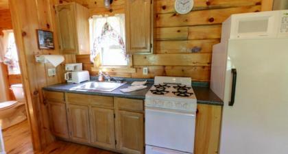 Robin Hill Camping Resort Deluxe Cottage 13 - image 11