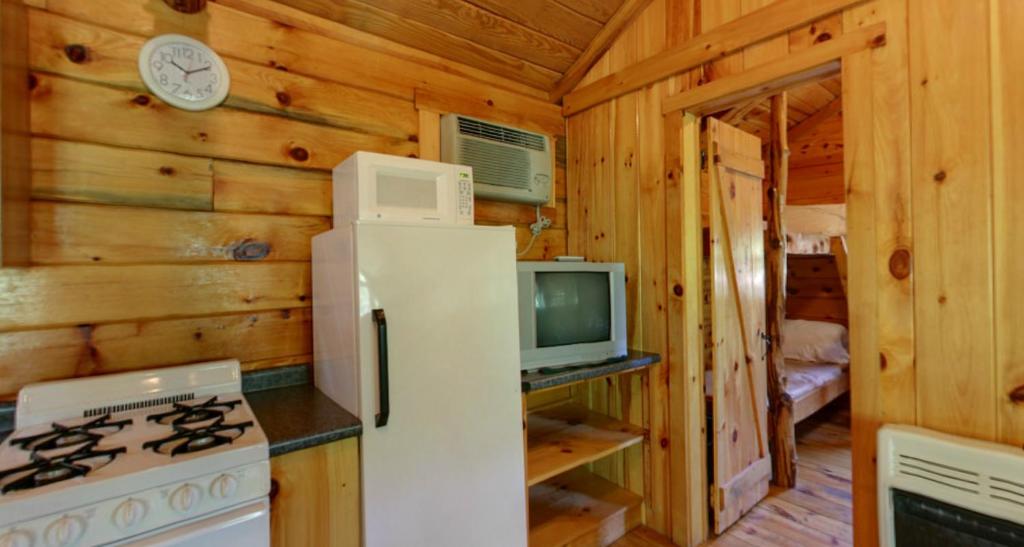 Robin Hill Camping Resort Deluxe Cottage 13 - image 2