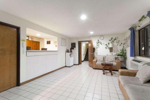 Super 8 by Wyndham Lewiston Auburn Area - image 5