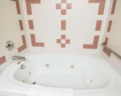 Quality Inn - image 8